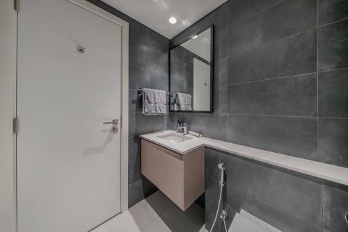 Koupelna v ubytování 2BR Aljada Apartment - 3 Washrooms - Sleeps 6 - Boulevard