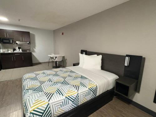 Una habitación de hotel con una cama y una cocina. en Studio 6-Coral Springs, FL - Fort Lauderdale, en Coral Springs