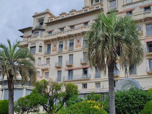 Spacieux 3P dans palace calme, vue mer à Menton
