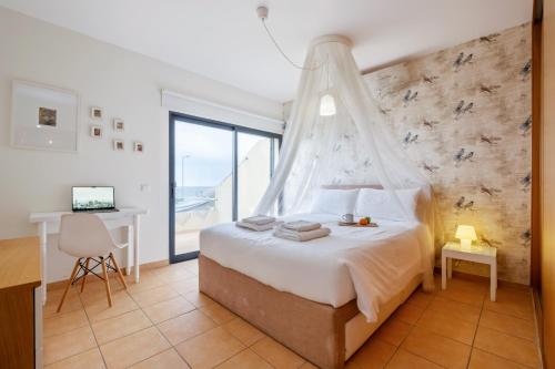 Postel nebo postele na pokoji v ubytování Casa das Pedras Pretas - By WeHost