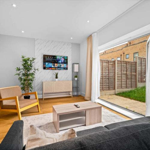 Foto Modern 4 Bedroom Townhouse - City Centre - Garden - Parking - Netflix 17SL 1