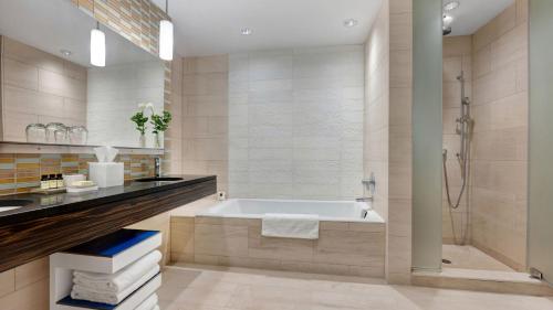 ein Badezimmer mit Badewanne und Dusche in der Unterkunft Ink 48 Hotel in New York