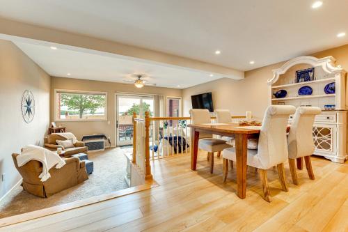 Un lugar para sentarse en Waterfront Community Lake Winnipesaukee Retreat!