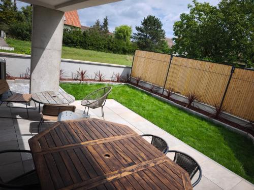 a patio with a table and chairs and a fence at Près colmar 6 in Wolfgantzen