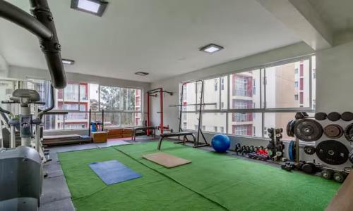 Fitness centrum a/nebo fitness zařízení v ubytování Cozy Studio with a Swimming Pool