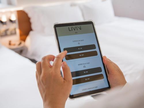 Postel nebo postele na pokoji v ubytování LIVIN Hotel