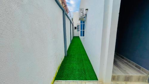 a hallway with a green floor in a building at Aliviado Shortlets in Wupa