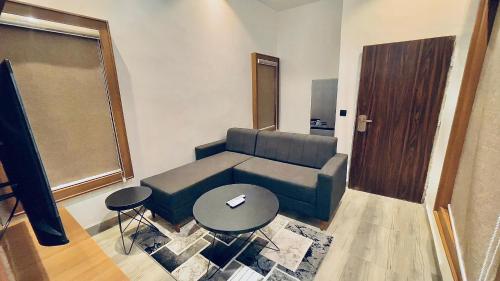 a living room with a couch and a table at Aliviado Shortlets in Wupa