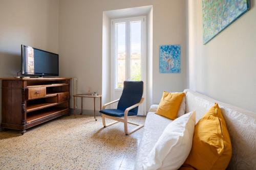 Camere con bagno privato in Villa con giardino