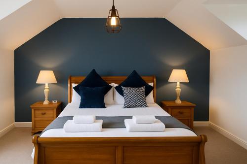 a bedroom with a bed with blue walls and two lamps at 1 bed - Sleeps3 - Free Parking - 5 min to centre in Lincoln