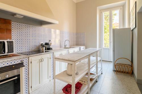Camere con bagno privato in Villa con giardino