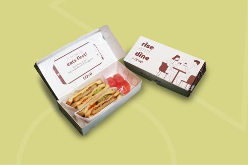 due scatole di cibo in cima a un tavolo di Cove Aventurine a Giacarta