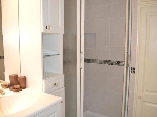 une salle de bain blanche avec une douche et un lavabo dans l'établissement Studio Coquet 4 Couchages au Lavandou - Proche Plage, Parking Inclus, Commerces à Proximité - FR-1-251-299, au Lavandou