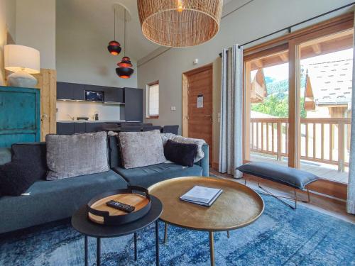 un salon avec un canapé et une table dans l'établissement Superbe chalet duplex 3* avec prestations hôtelières, pied de pistes, parking, wifi - FR-1-356-378, à Les Avanchers