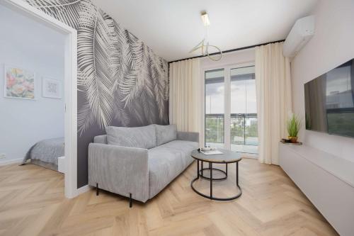 Beige Apartment in Warsaw with Parking and Air Conditioned Living Room by Noclegi Renters