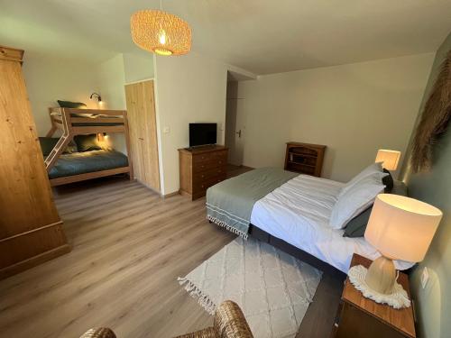 Postel nebo postele na pokoji v ubytování La Parenthèse en Ecrins