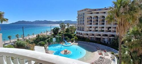 - une vue sur la plage depuis le balcon du complexe dans l'établissement Appartement Cannes, Piscine - vue mer - terasse, à Cannes