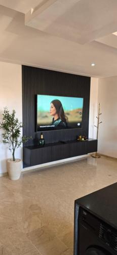 TV a/nebo společenská místnost v ubytování Luxueux appartement entre Gueliz et l'Hivernage avec WIFI