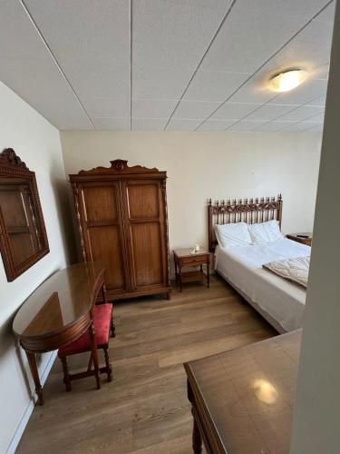 a bedroom with a bed and a desk and a table at Hotel Ponta Grossa São Marcos in Ponta Grossa
