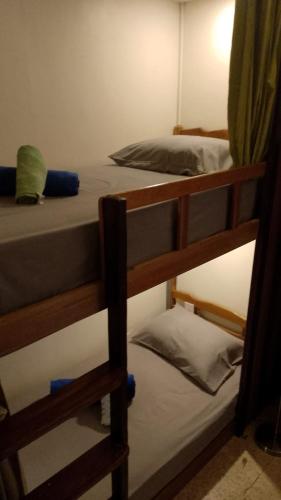 Ένα ή περισσότερα κρεβάτια σε δωμάτιο στο Buton Backpacker Lodge