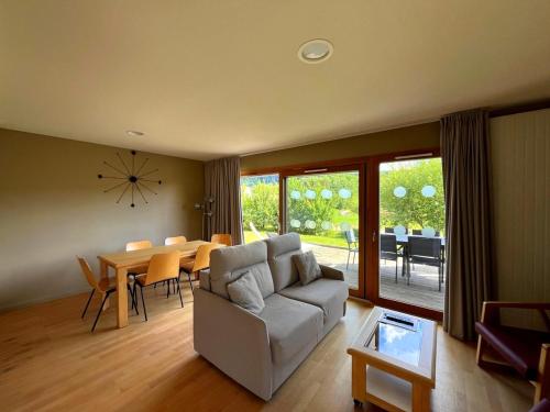 un salon avec un canapé et une table dans l'établissement Les Woodies, à Xertigny