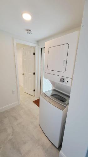 Una cocina o zona de cocina en Coastal canal front oasis