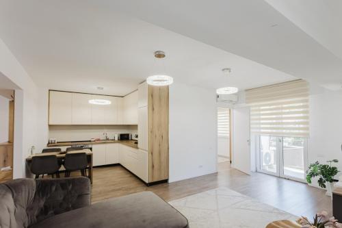 a living room with a couch and a kitchen at City Center Accommodation 211 in Reşiţa