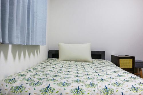 a bedroom with a bed with a pillow on it at 空月の庵 in Osaka