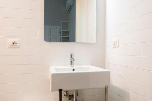 Camere con bagno privato in Villa con giardino