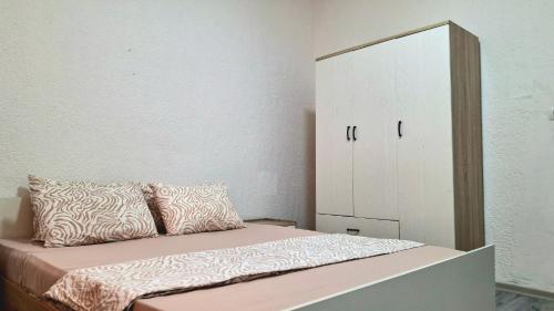 Sweet Home tesisinde bir odada yatak veya yataklar