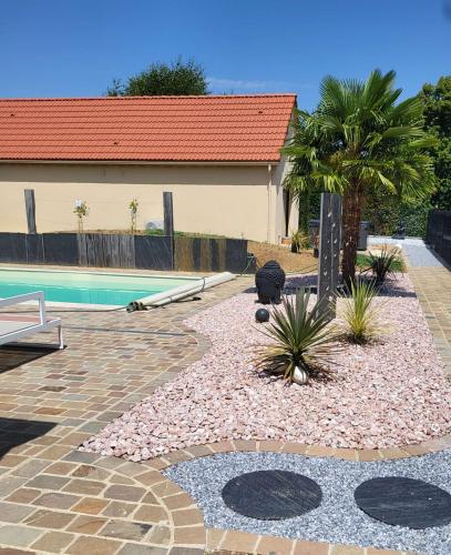 Kolam renang di atau dekat dengan Le Clos de la Montignoise - Chambres d'Hôtes avec SPA PRIVATIF