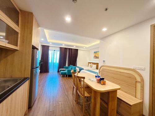 FLC Sea Tower- The Beach Quy Nhơnにあるキッチンまたは簡易キッチン