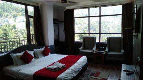 Postel nebo postele na pokoji v ubytování Hotel Holiday Hill Mcleodganj-Near to Dalai Lama Temple & Mall Road