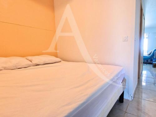 Studio cabine 4 personnes avec terrasse vue mer, climatisation et parking