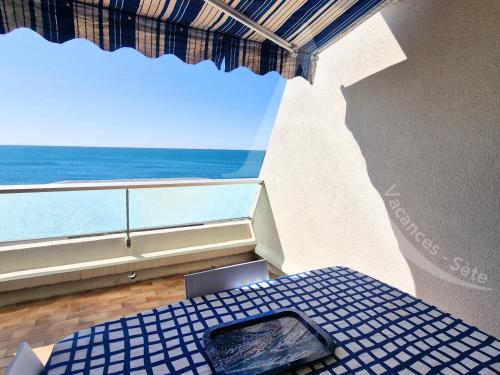 Studio cabine 4 personnes avec terrasse vue mer, climatisation et parking