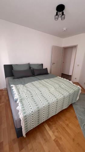 a bedroom with a large bed in a room at RheinLahn Stay - Fewo am Lahneck - 10 min bis Koblenz in Lahnstein