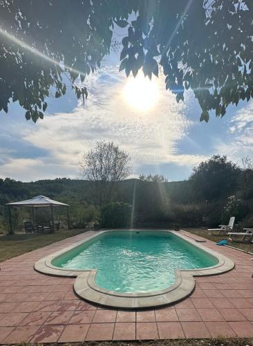 a swimming pool in the middle of a patio at B&B Il Casale Del Ginepro in Migliano