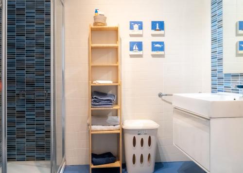 une salle de bain avec toilettes et lavabo dans l'établissement Proche plages Parking Etage élevé Terrasse, à Antibes