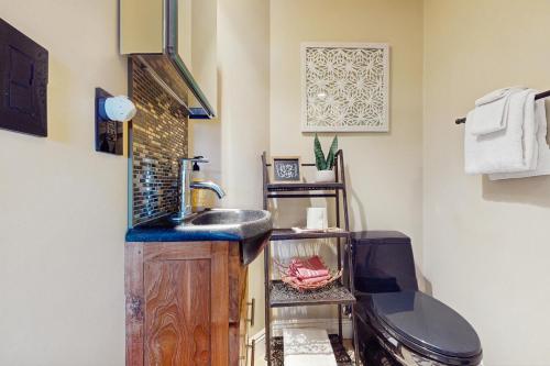 a bathroom with a sink and a fish tank at Lakeview Lookout in Skyforest