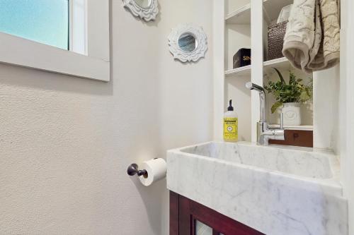 a bathroom with a white sink and a mirror at Lakeview Lookout in Skyforest