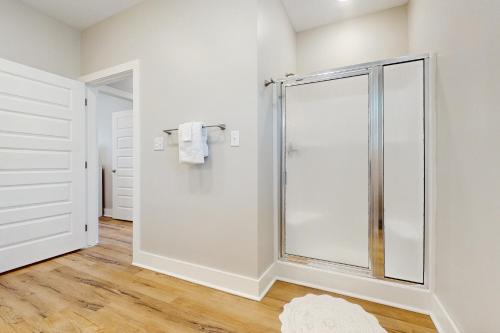 Un baño con ducha con puerta de cristal. en Oasis Dream #193, en Rockport