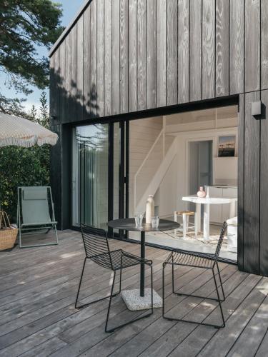 A balcony or terrace at Tiny House d'exception au bord de mer