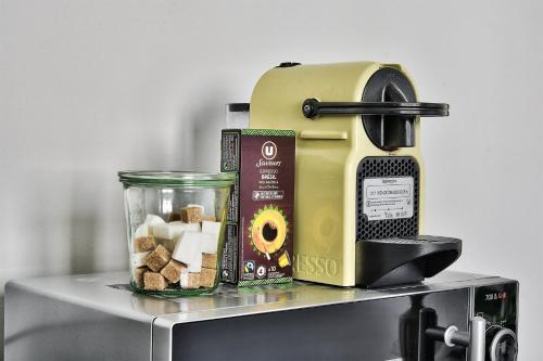 een keukenmachine bovenop een magnetron bij O Garibaldi in Lyon