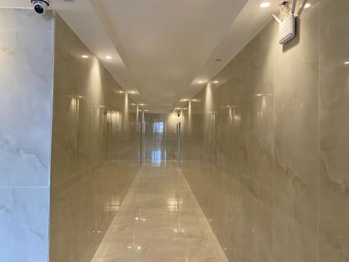 a hallway of a building with a long hallwayngth at aljumirah furnished appartments الجميرا للشقق المفروشة in Az Zarqa