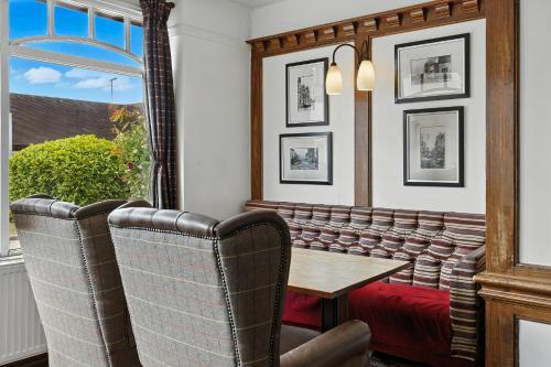 a dining room with a table and chairs at Sparrow Hotel in Ansty