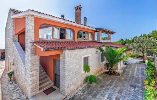 una vista esterna di una casa con un'arancia di 5 Bedroom Lovely Home In Sisan a Šišan