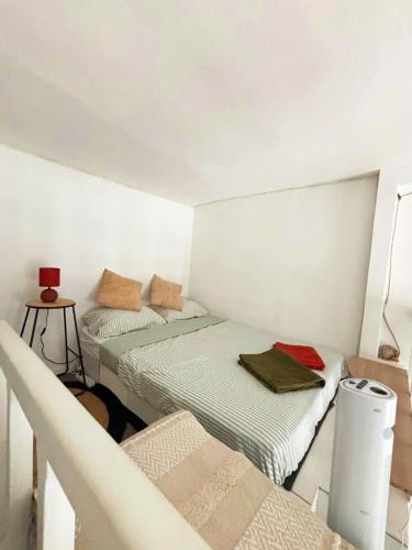 une chambre avec deux lits et une table dans l'établissement Central Paris Stay with Exceptional Comfort, à Paris