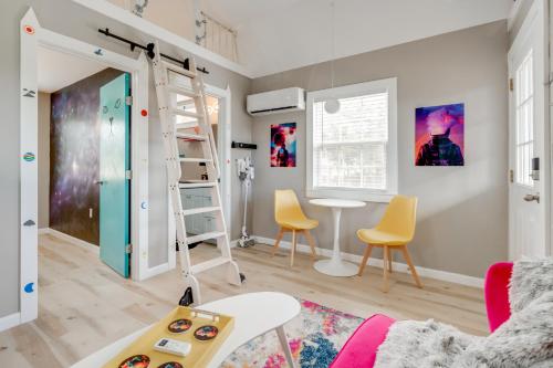 Η κουζίνα ή μικρή κουζίνα στο Galactikitty - Quirky Cabin Near Lake Brownwood!