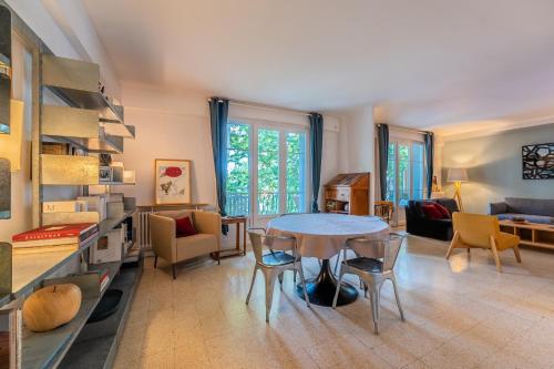 Les Arceaux chaleureux, deux terrasses, parking