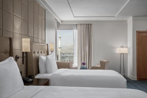 Hilton Hotel & Convention Jabal Omar Makkahにあるベッド